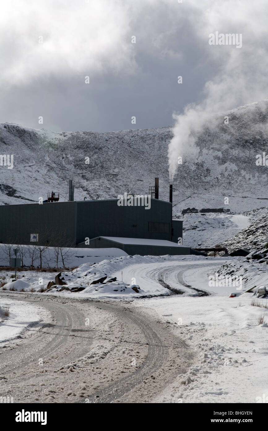 L'usine de l'ardoise de travail sous la neige en Gloddfa Ganol ardoise juste à côté de l'A470 sur la Crimée passent dans Blaenau Ffestiniog. Banque D'Images