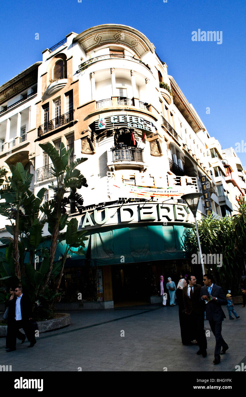 Beaux bâtiments blancs dans le centre financier de Casablanca au Maroc. Banque D'Images