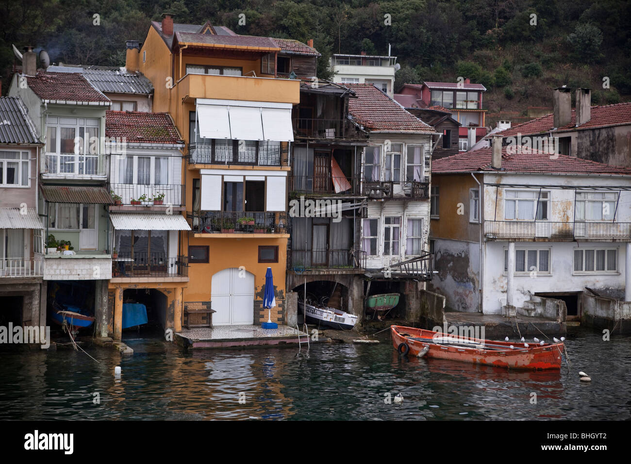 Le Bosphore (Bosphore) et ses villages de Rumeli Hisarı (hiver), Istanbul, Turquie, mer Méditerranée, Eurasie, Orient Banque D'Images