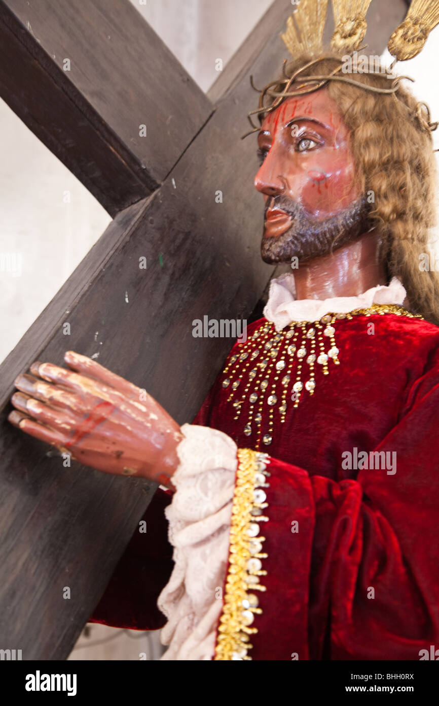 Sculpture de Jésus avec une immense croix en bois Banque D'Images