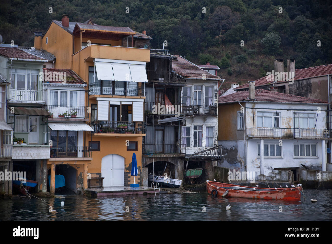 Le Bosphore (Bosphore) et ses villages de Rumeli Hisarı (hiver), Istanbul, Turquie, mer Méditerranée, Eurasie, Orient Banque D'Images