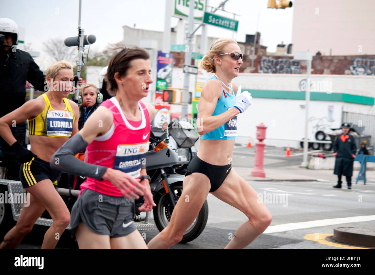 Paula Radcliffe, Christelle Daunay, et Ludmila Petrova la concurrence dans l'ING New York City Marathon en 2009. Banque D'Images