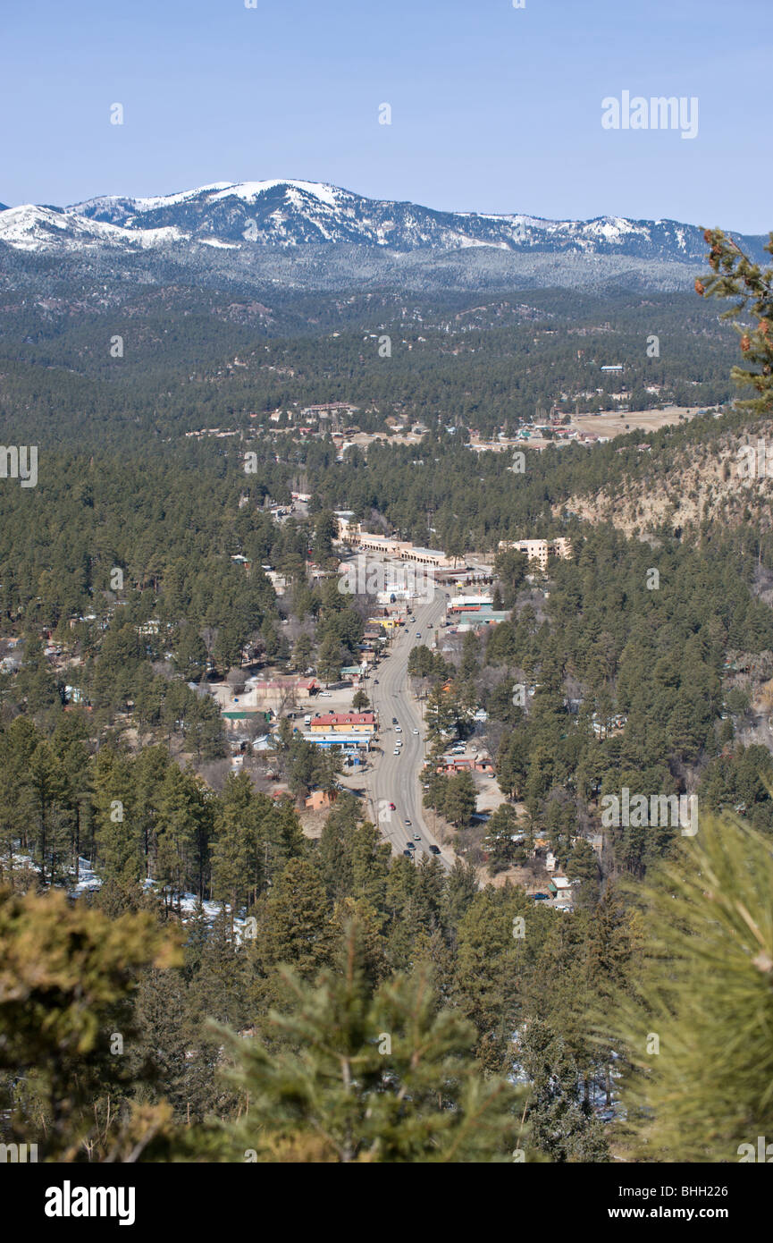 Sous un ciel bleu, les sommets de montagnes Sacramento donnent sur la ville de villégiature de Albuquerque, Nouveau Mexique. Banque D'Images