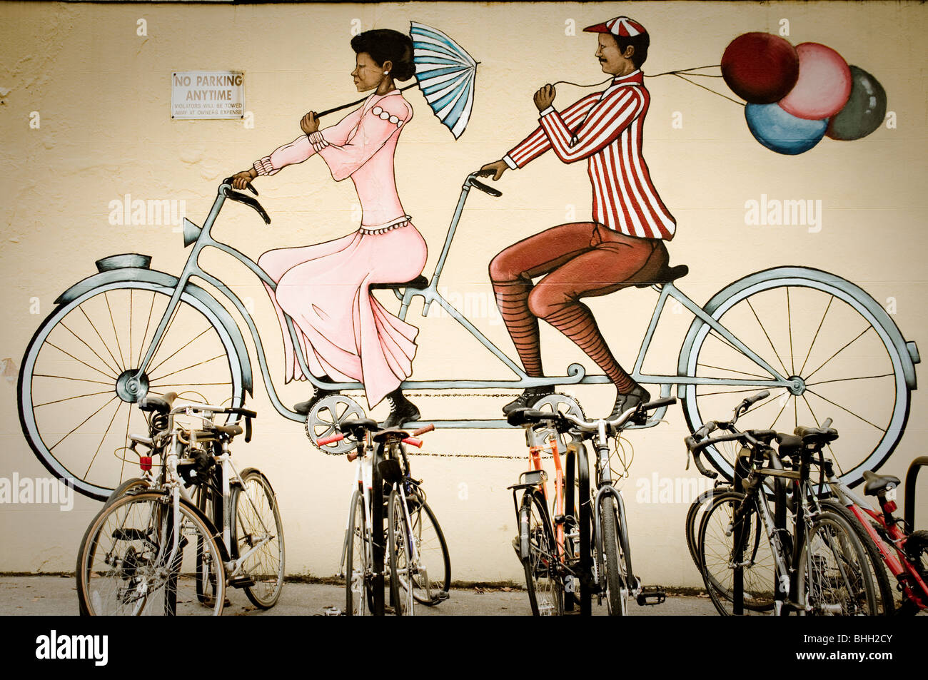 Bicyclettes garées en face de fresque colorée location à Brooklyn, New York Banque D'Images