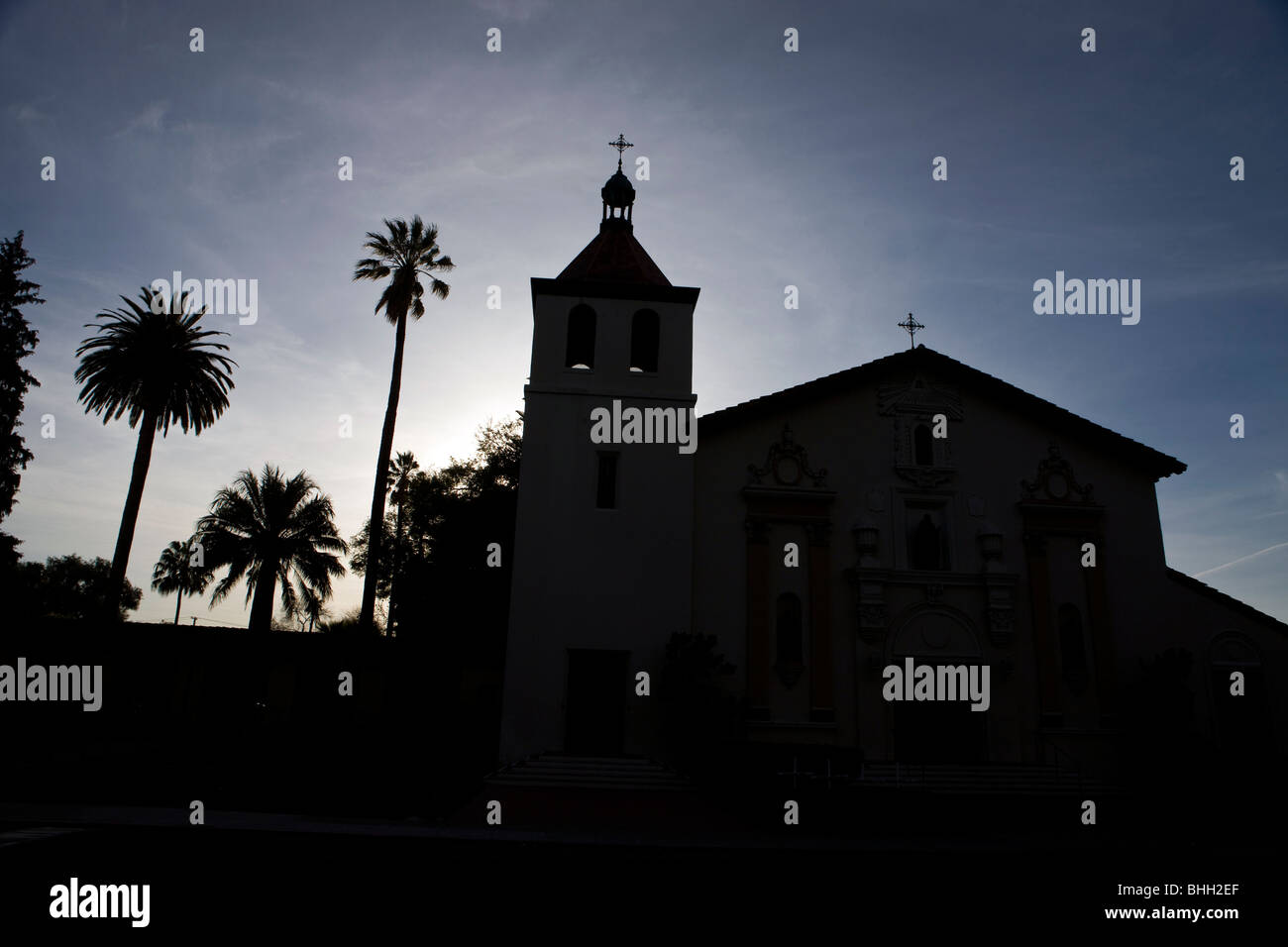 Silhouette de Mission Santa Clara de Asís, Mission Church, au coucher du soleil avec des palmiers, Santa Clara University, Santa Clara Banque D'Images