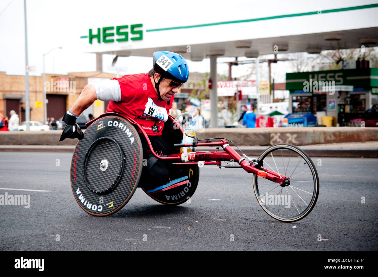 Une femelle coureur monte un vélo couché vélo dans l'ING Marathon de New York, 2009 Banque D'Images