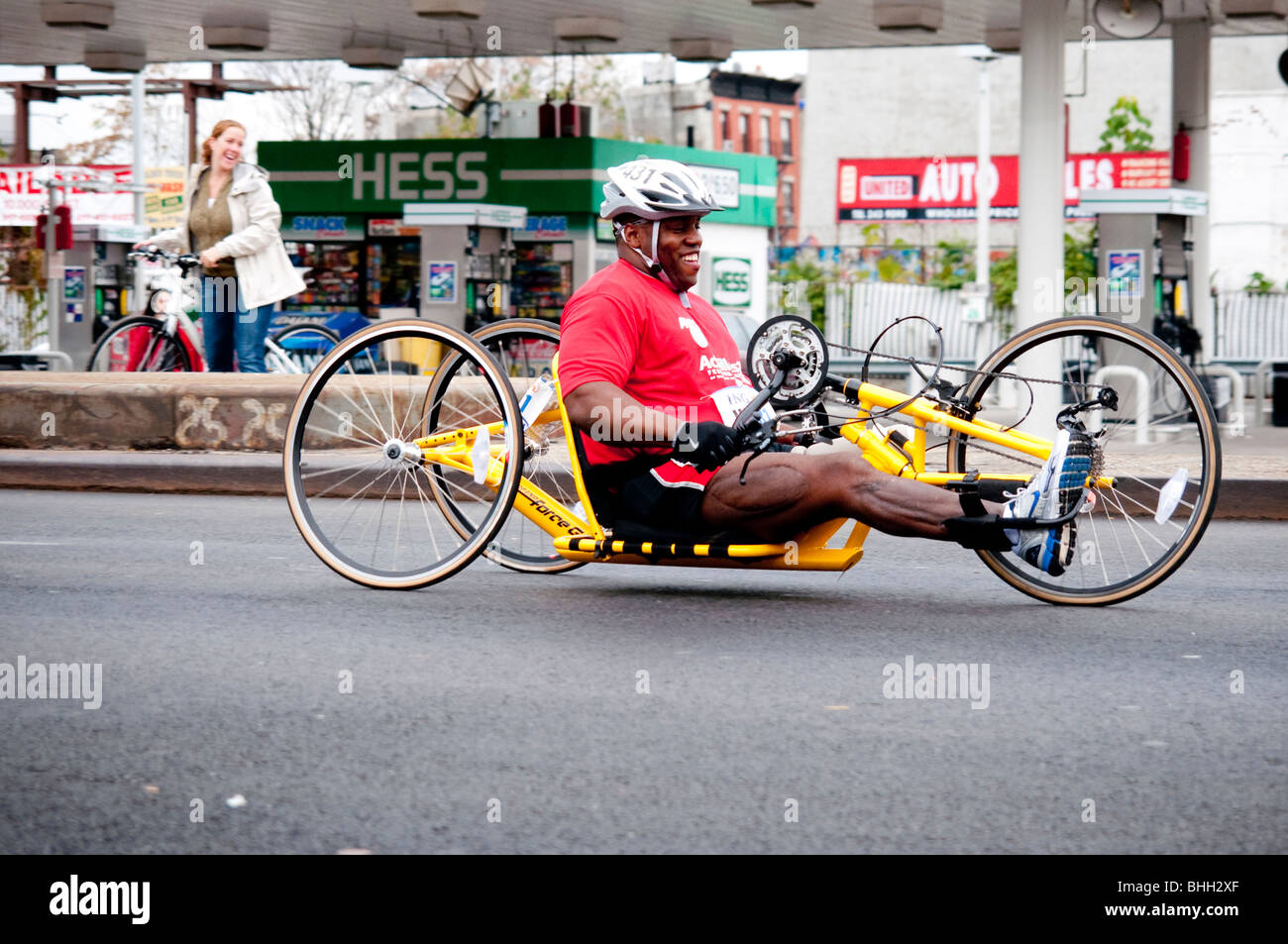 Jamel Daniels, dont la jambe gauche est emporté dans l'explosion d'une bombe en Iraq, utilise une main couchée dans le cycle du Marathon de New York 2009 Banque D'Images Jamel Daniels, dont la jambe gauche est emporté dans l'explosion d'une bombe en Iraq, utilise une main couchée dans le cycle du Marathon de New York 2009 Banque D'Images
