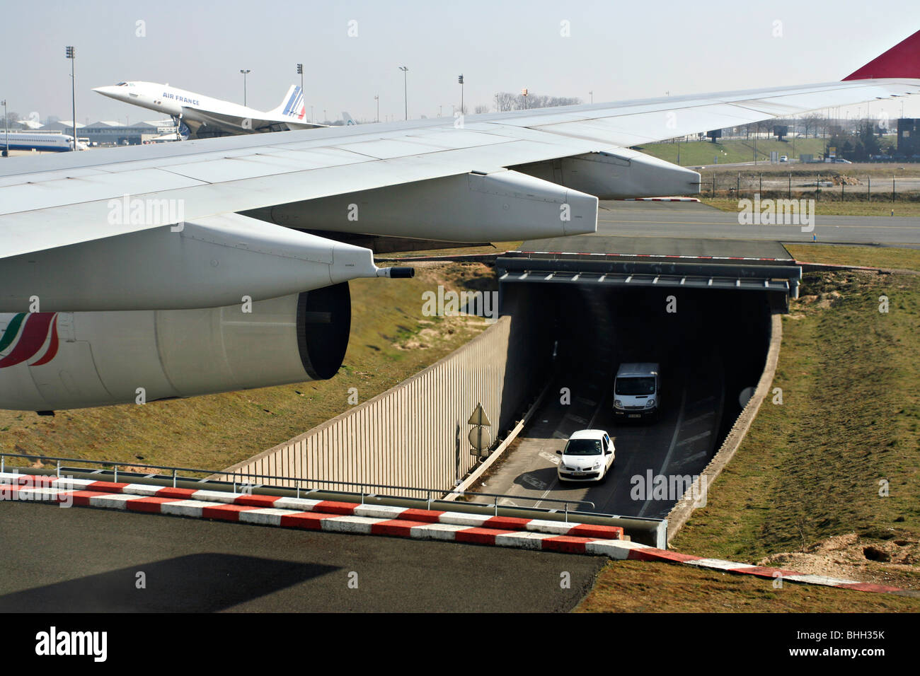 Aile avion tunnel routier de plus de à l'aéroport Charles de Gaulle, France Banque D'Images