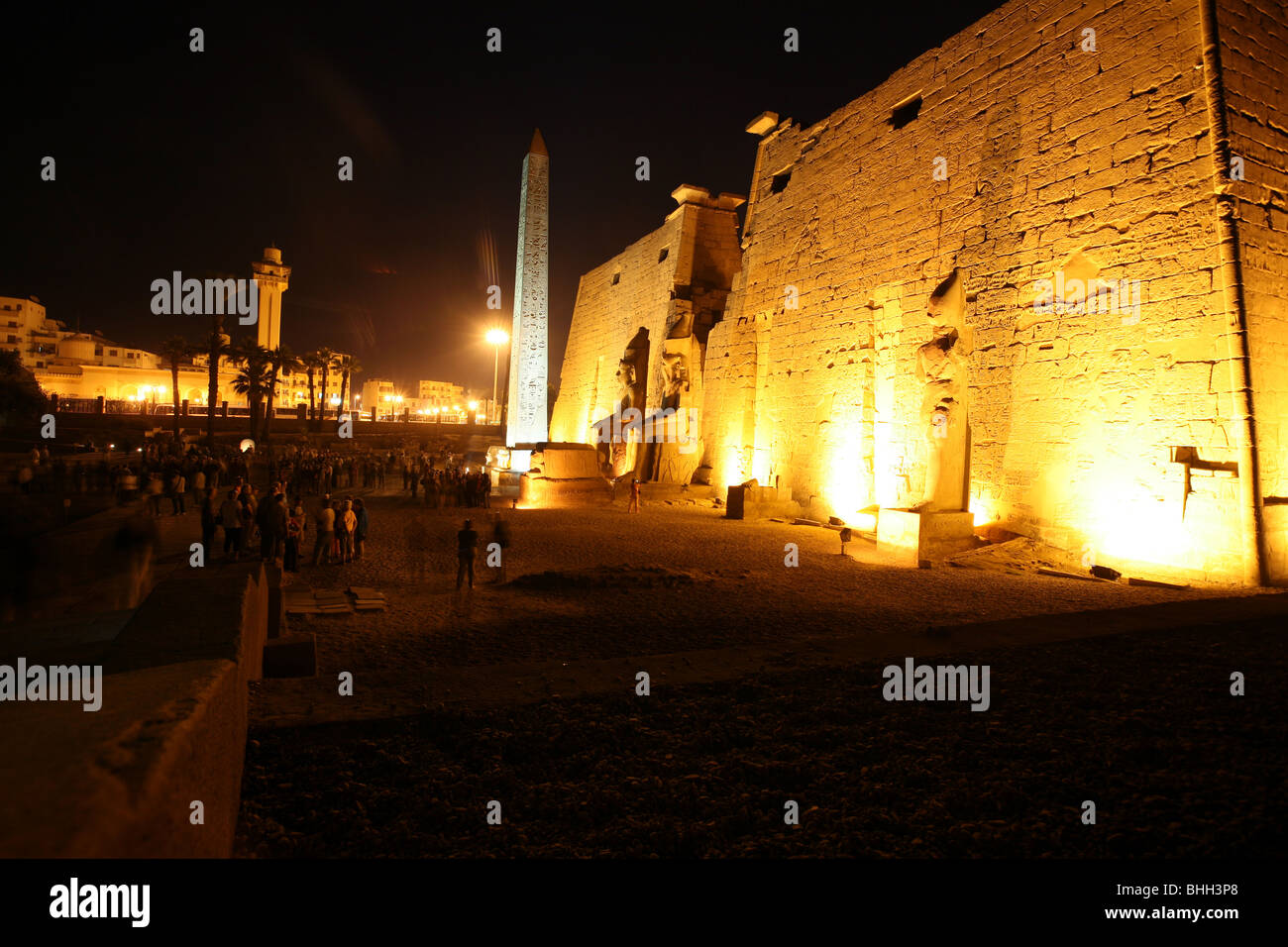 Nuit vue sur les murs du temple de Louxor en Égypte Banque D'Images