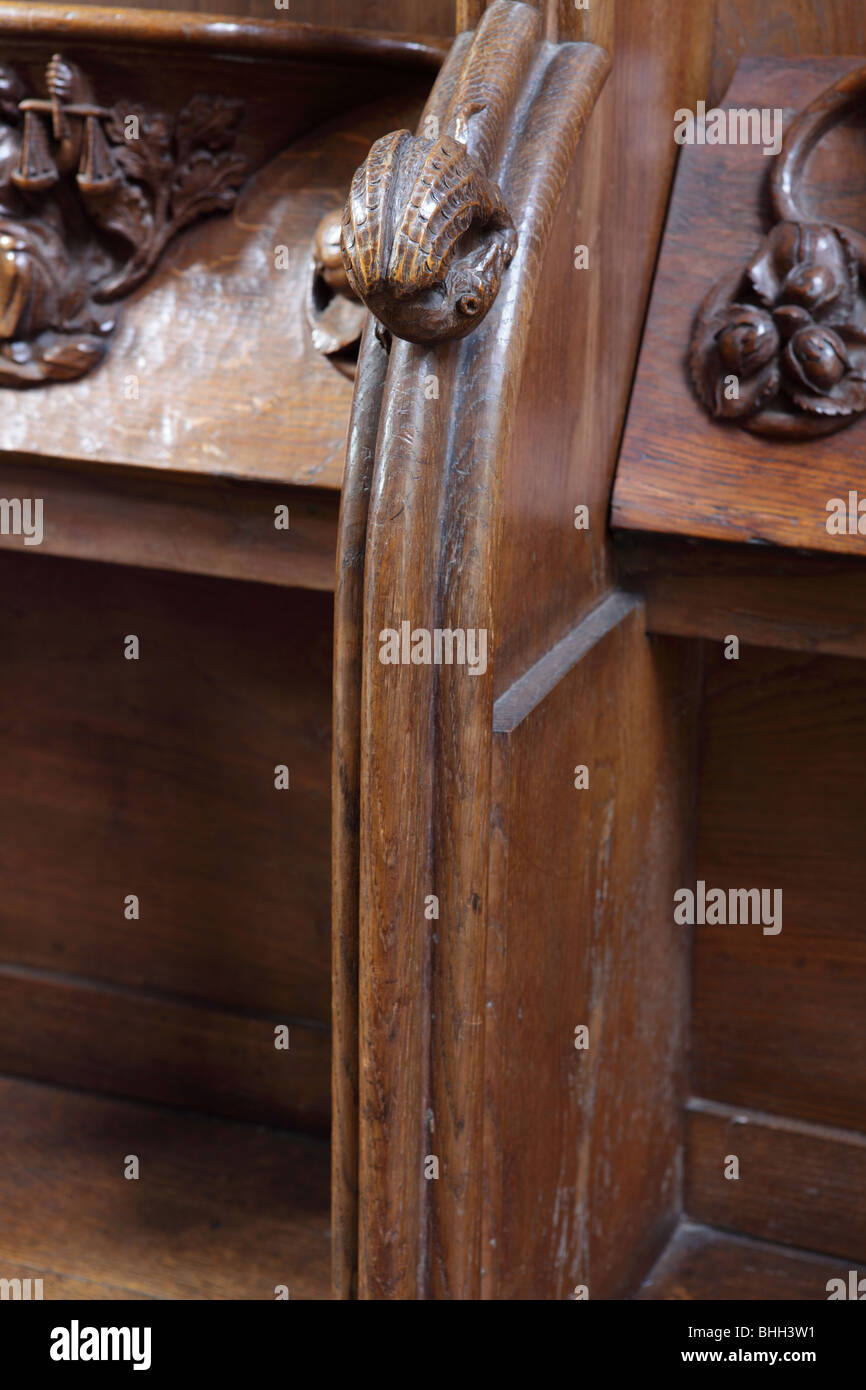 La sculpture fine sur le séparateur entre les miséricordes à Hereford cathedral,soit une tortue ou tortue. Banque D'Images