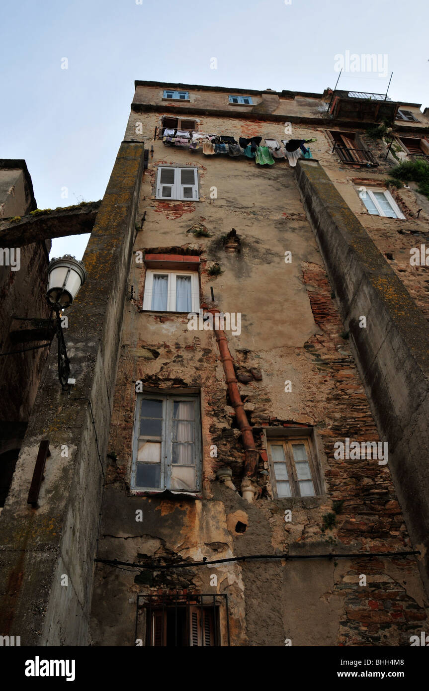 Bâtiment délabré avec des tuyauteries à ajaccio corse Banque D'Images