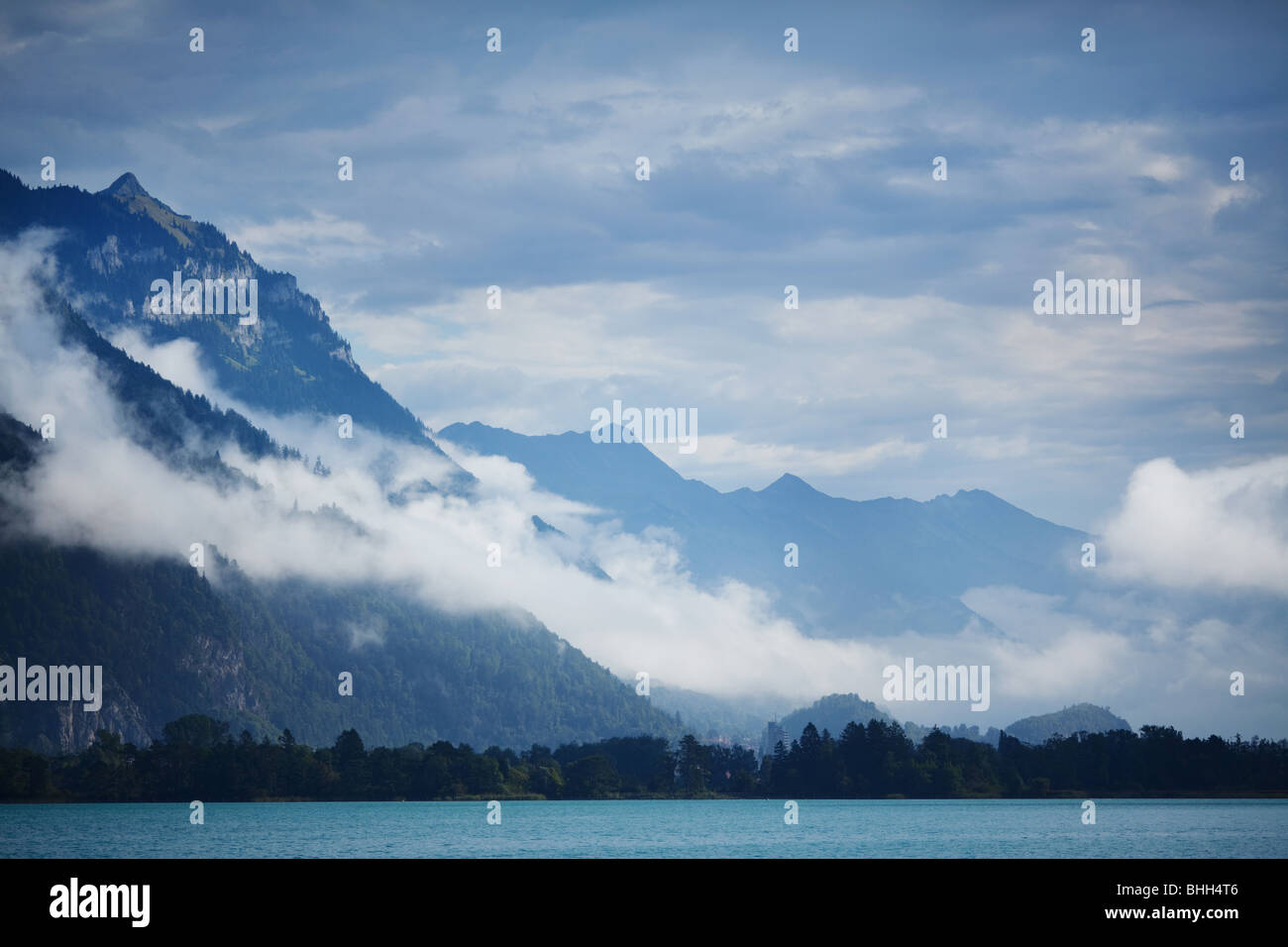 Matin d'Interlaken sur Teal Lake avec voilier - La Suisse, l'Europe centrale Banque D'Images