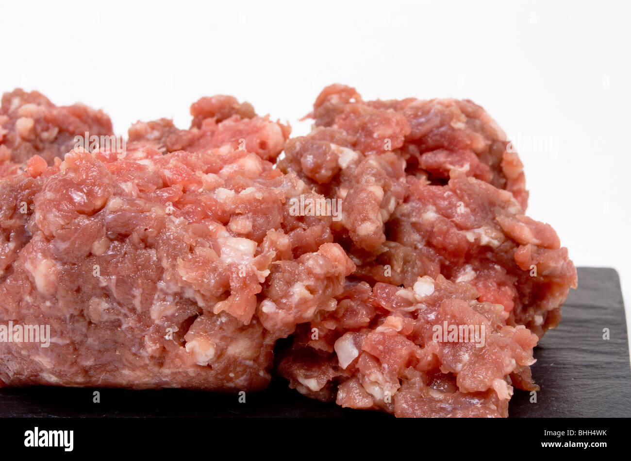 La masse ou de la viande hachée de près de vue faible contre l'arrière-plan blanc. Banque D'Images