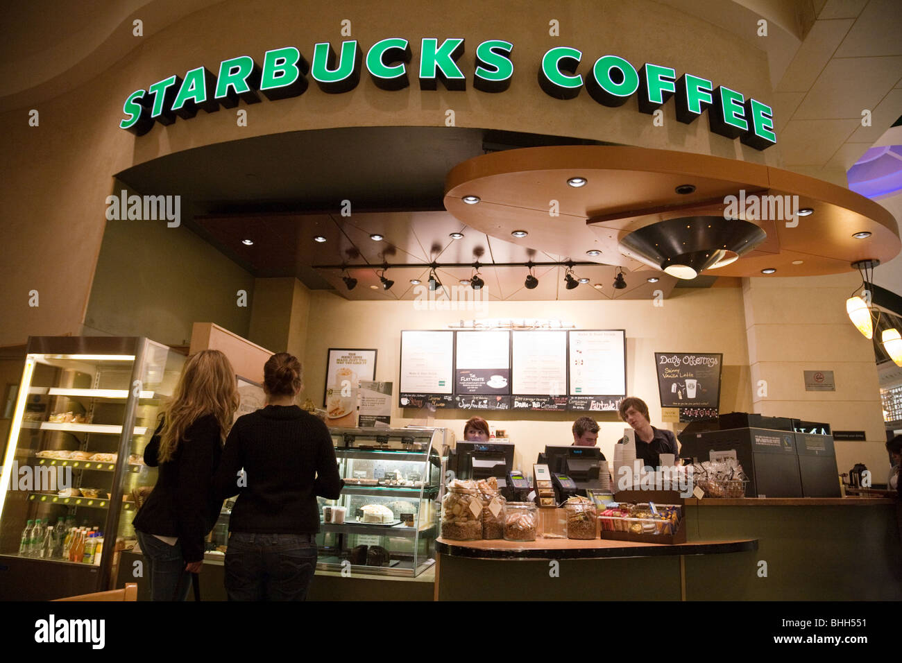 Les clients au comptoir, Starbucks, Coffeebar Bluewater Mall, Kent, UK Banque D'Images