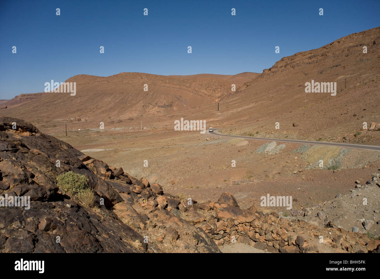 Road dans le Jebel Sarhro mountain range au nord de Zagora à Ouarzazate au Maroc Banque D'Images