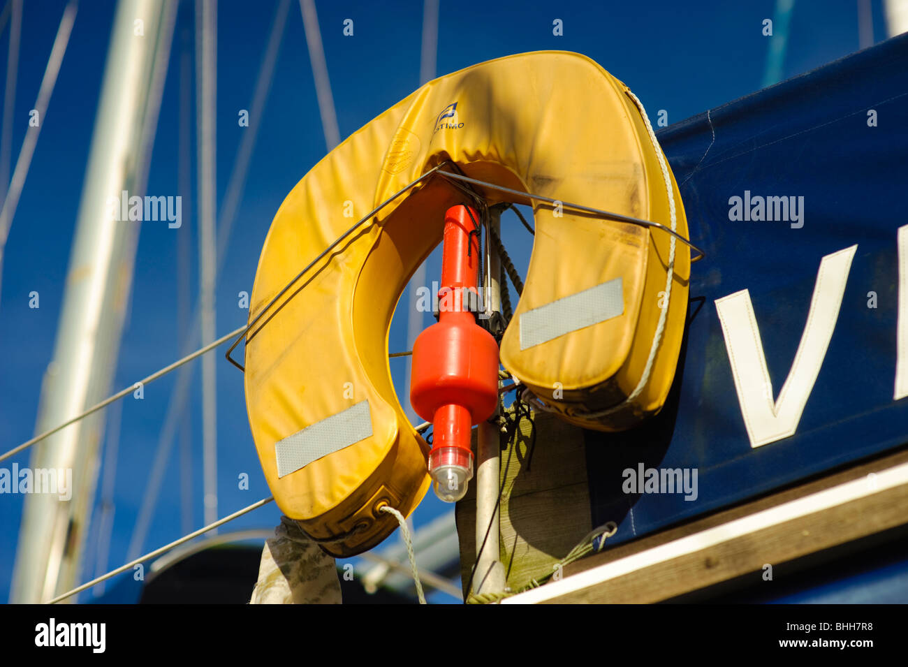 Man overboard sling avec Beacon, équipement de sécurité sur un yacht, UK Banque D'Images