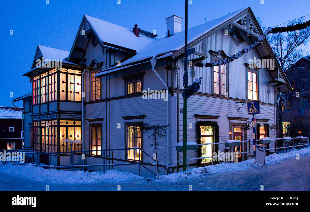 Une maison du début du siècle, dans une soirée d'hiver¥s, la Suède. Banque D'Images