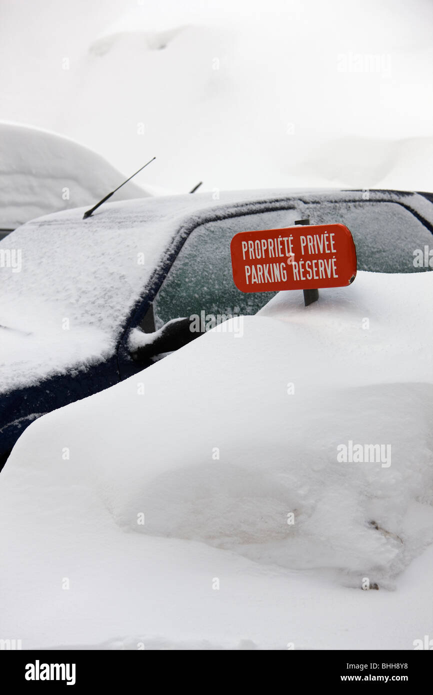 Voitures couvertes de neige sur un parking lot, France. Banque D'Images