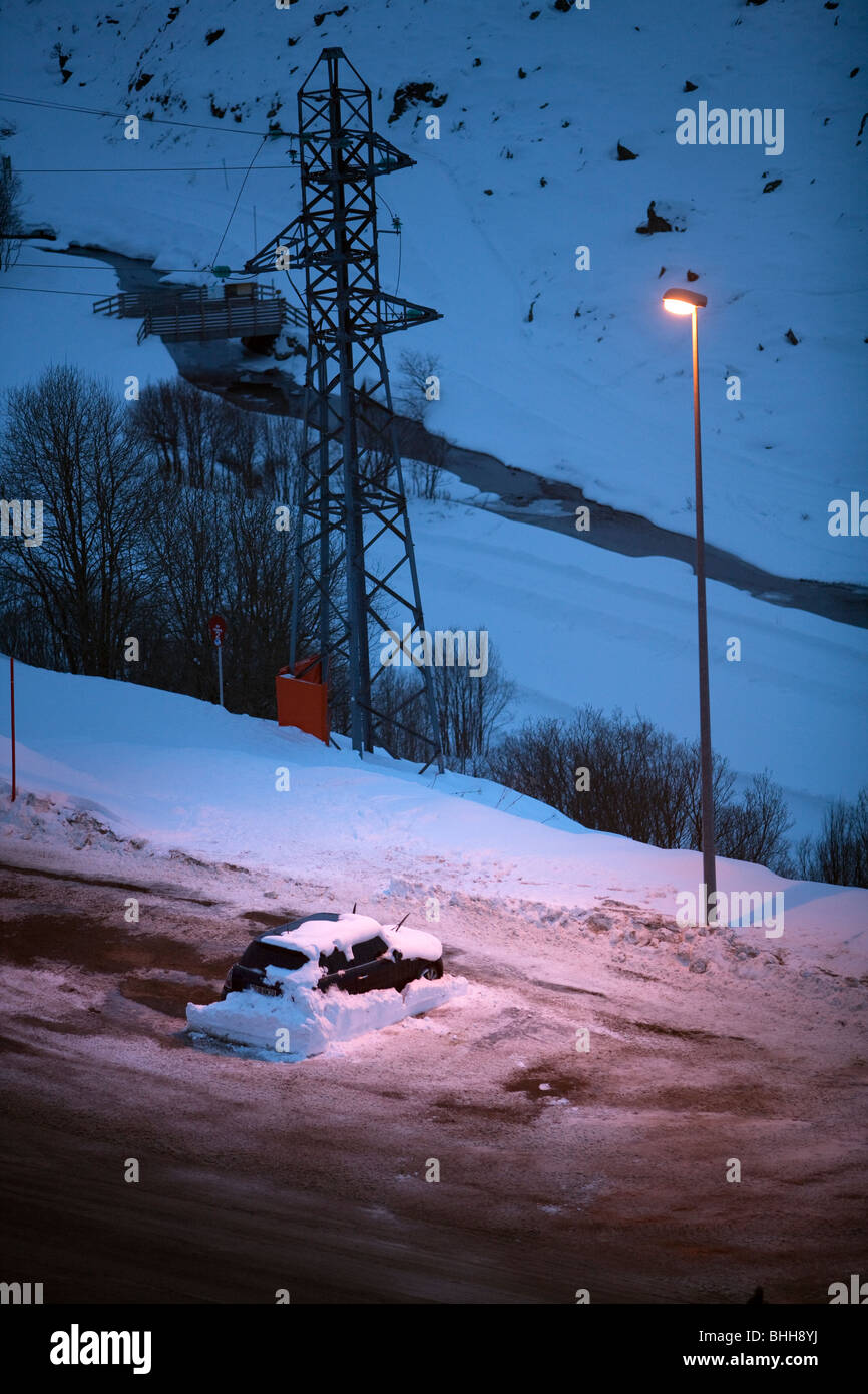 Une voiture sur un parking dans les Alpes, France. Banque D'Images