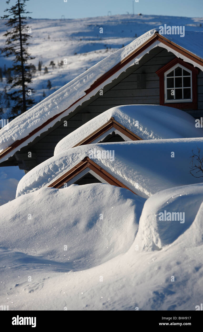 Lodge de montagne couverte de neige, la Suède. Banque D'Images