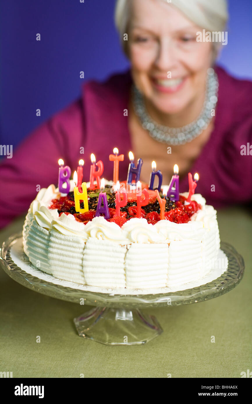 Hauts Femme Avec Un Gateau D Anniversaire Photo Stock Alamy