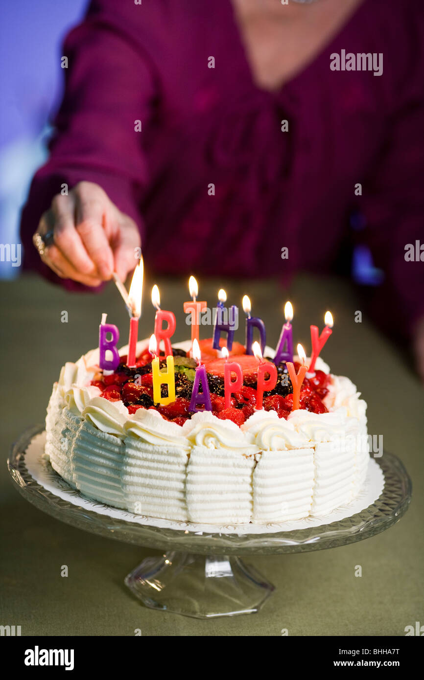 Hauts Femme Avec Un Gateau D Anniversaire Photo Stock Alamy