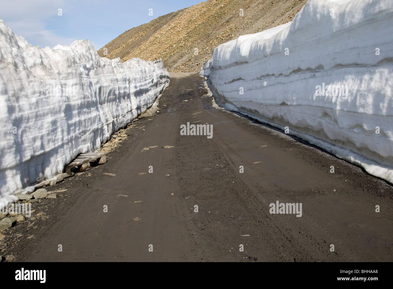 Banc de neige et une route, Spitsbergen, Svalbard, Norvège. Banque D'Images