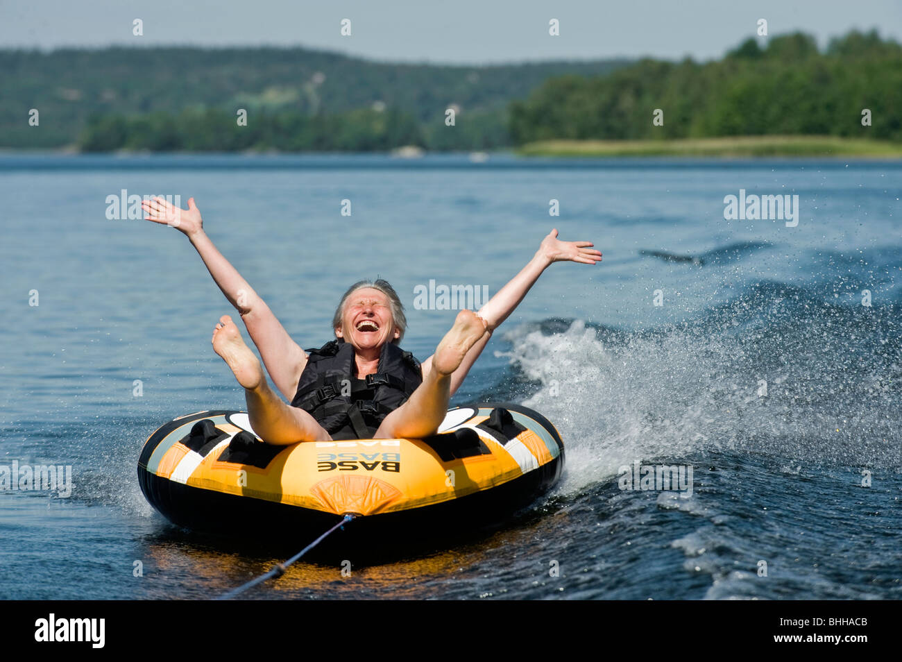Une femme dans un anneau de bain, la Suède. Banque D'Images