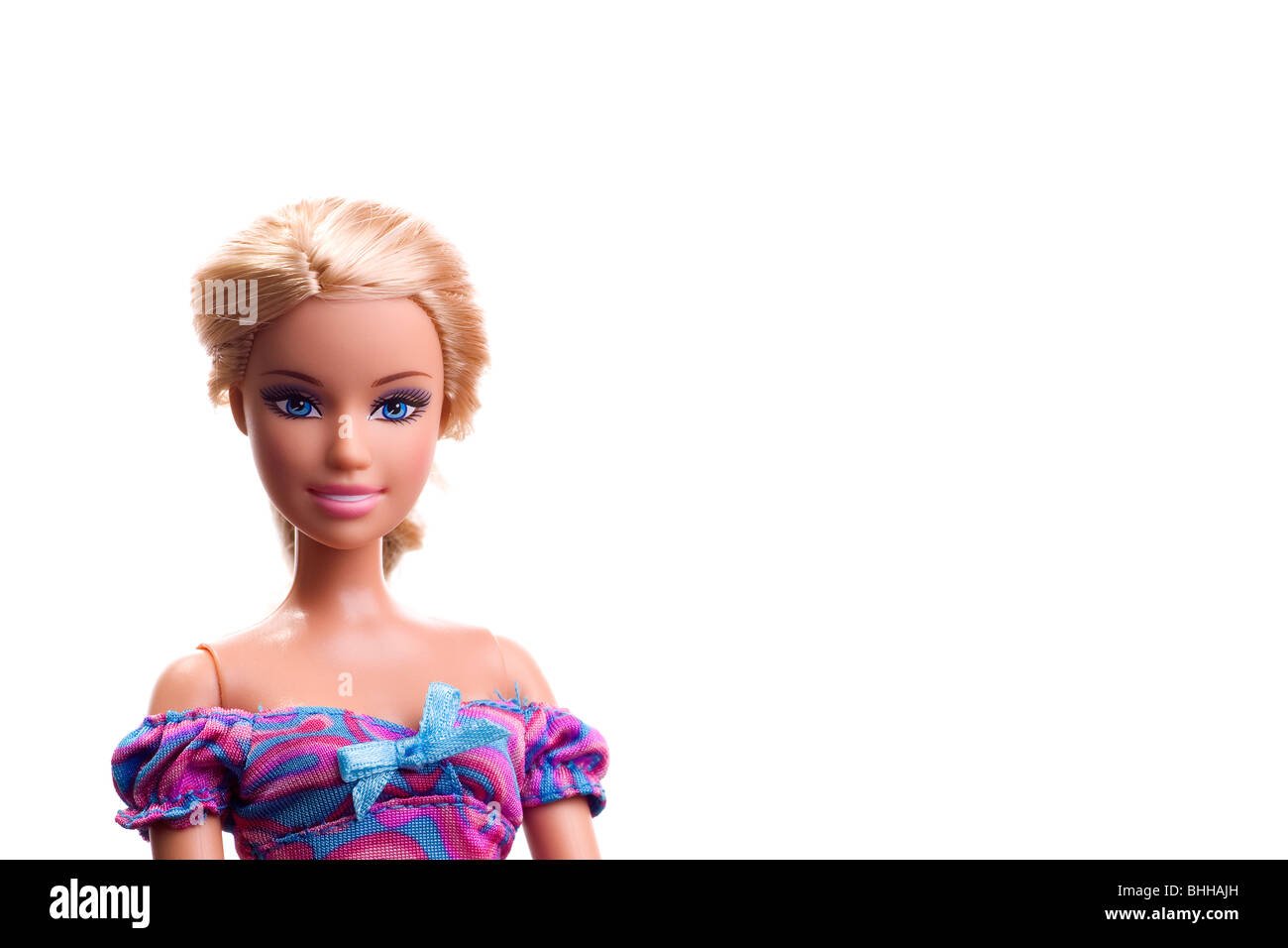 Poupée Barbie assis avec des cheveux blonds attachés en arrière et les yeux bleus Banque D'Images