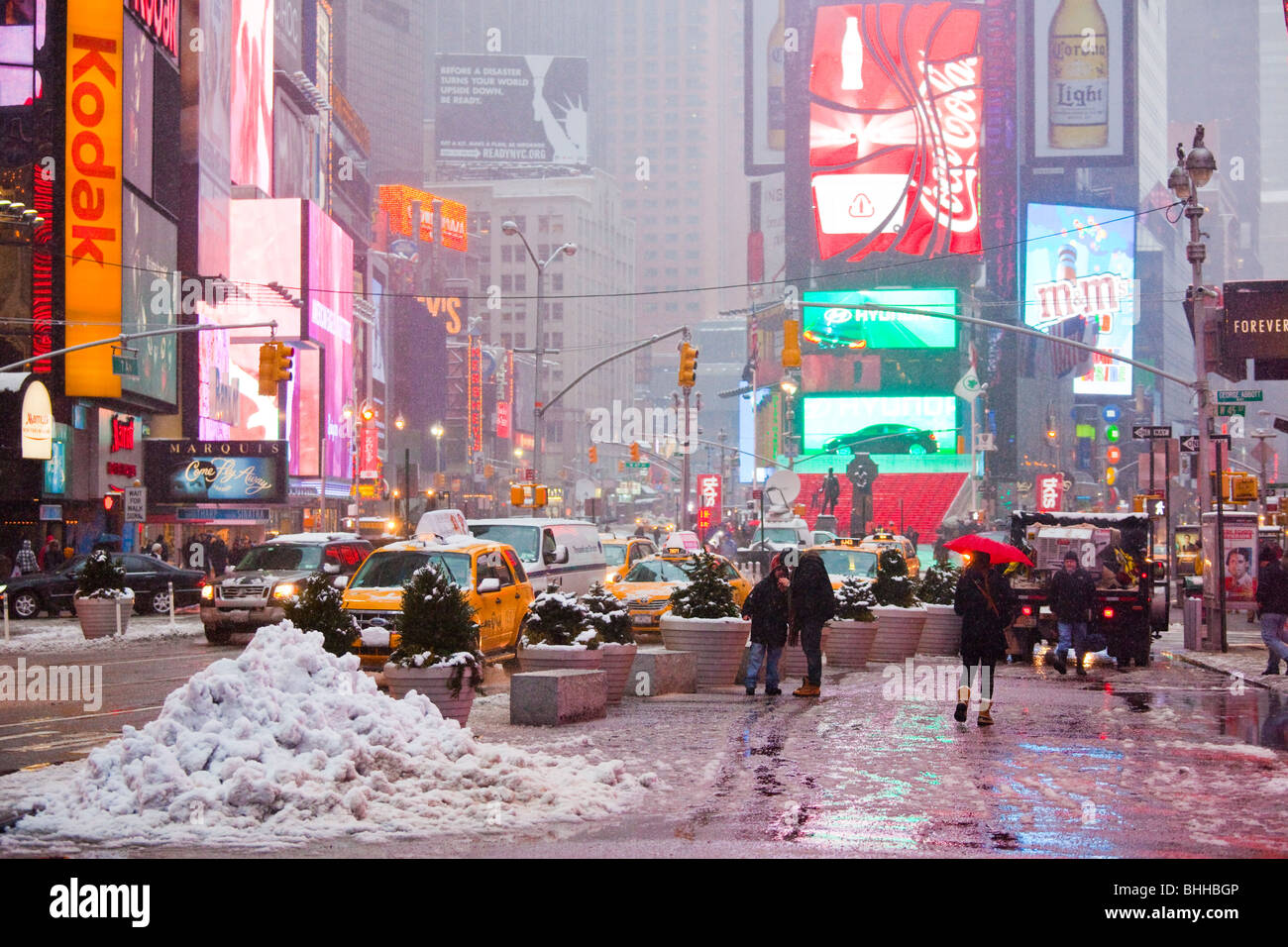 Il neige à Times Square, New York City Banque D'Images