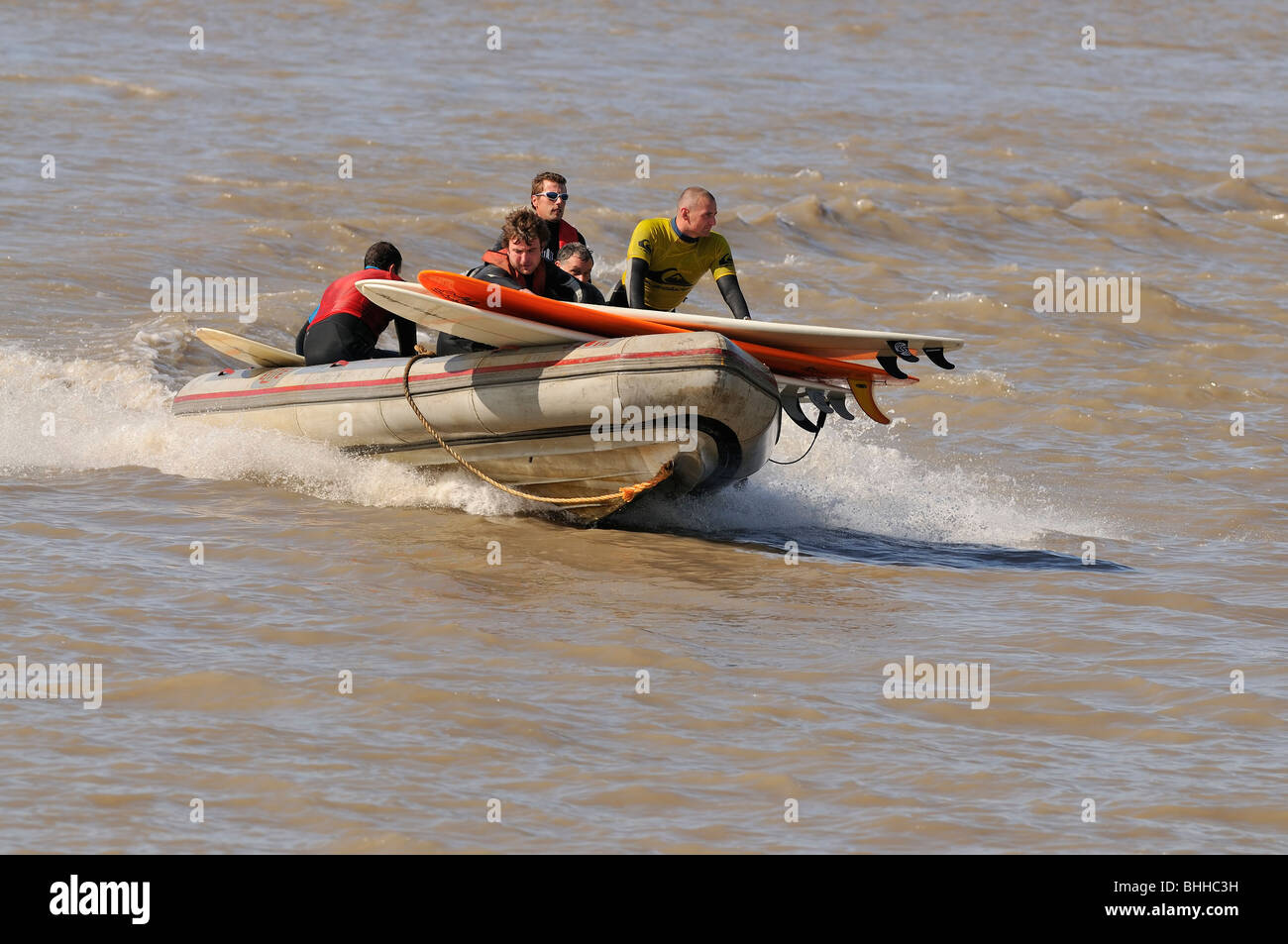 Surfers sur bateau chase l'alésage du bras Severn Banque D'Images