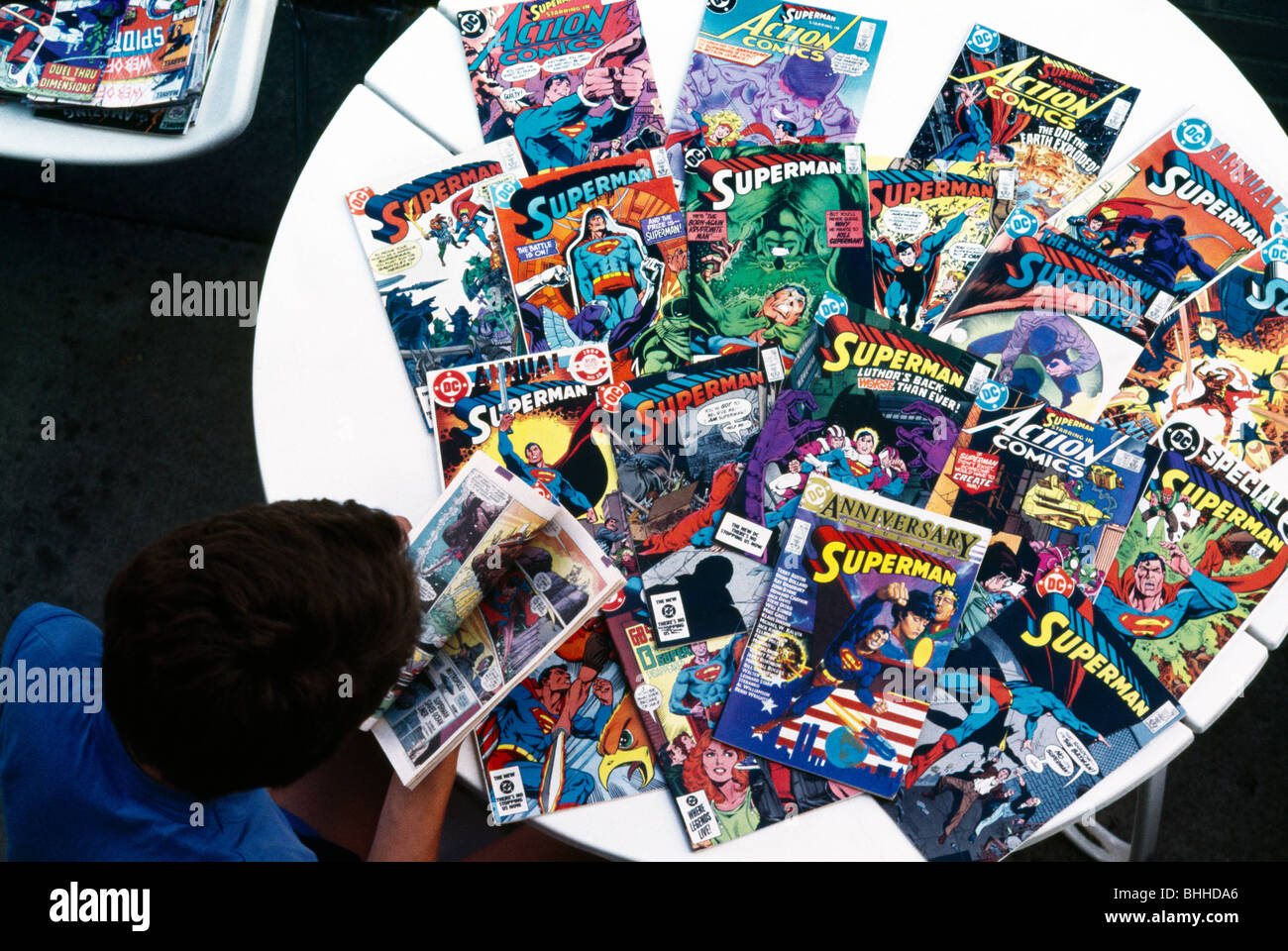 Garçon avec collection de comics Superman Banque D'Images