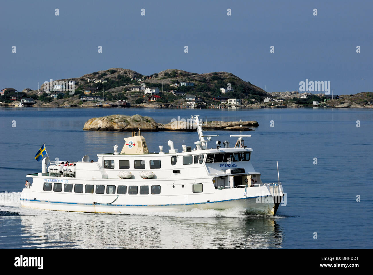 Un paquebot passant d'une île, la Suède. Banque D'Images