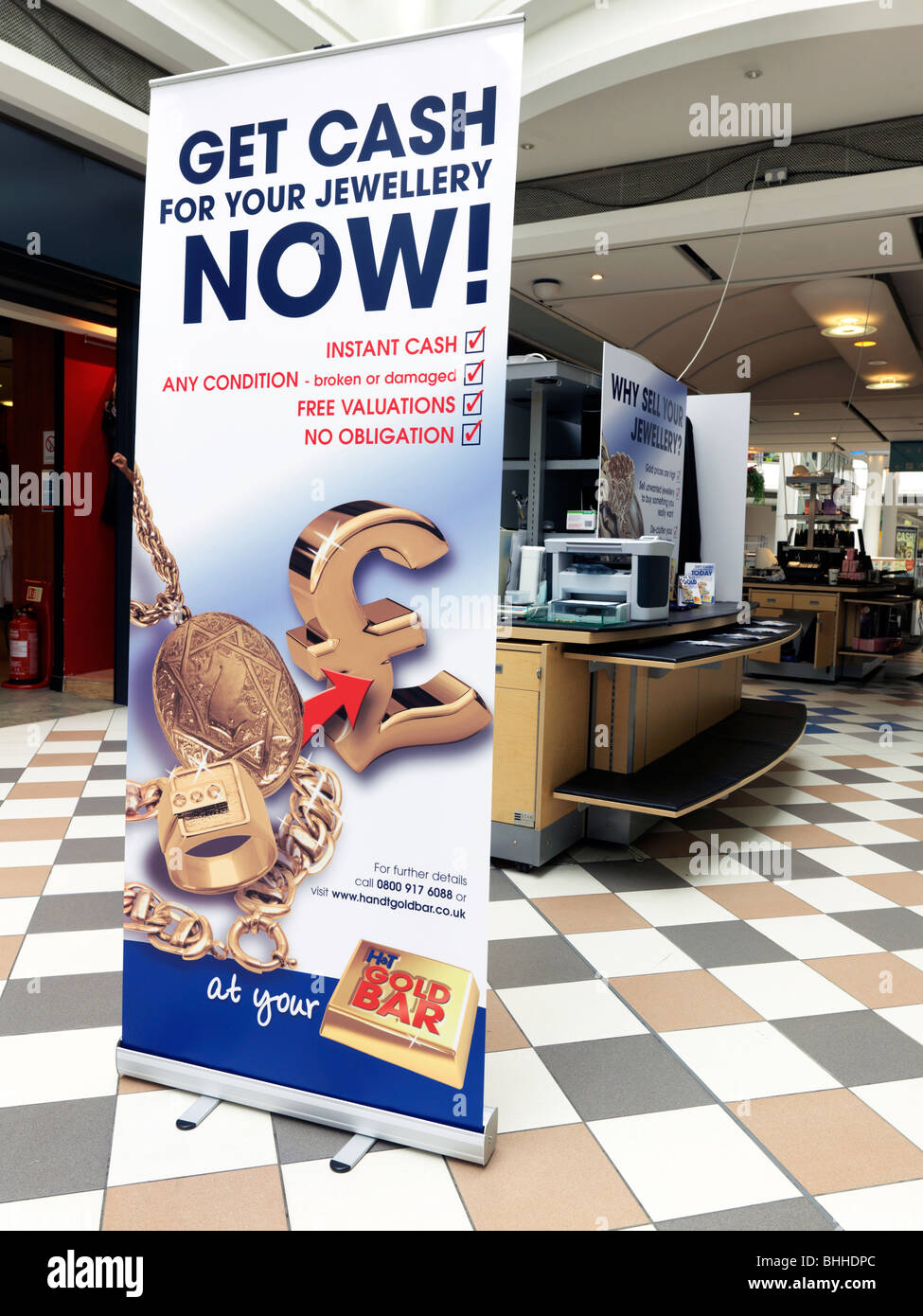 La barre d'or dans un centre commercial bijoux en or sont vendus pour de l'argent Banque D'Images