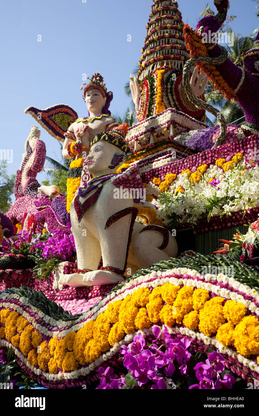 Chiang mai affichage de fleurs, art floral ancien et moderne gaily décoré bedecked, défilé de chars faits de fleurs colorées ; Thaïlande, Asie Banque D'Images
