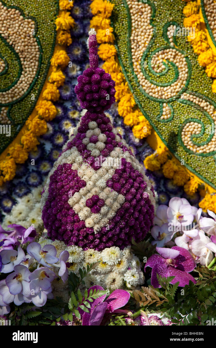 Exposition aux fleurs de Chiangmai, art floral ancien et moderne, orné de perles gailées, défilé de flotteurs faits de fleurs colorées; Chiang Mai, Thaïlande Banque D'Images
