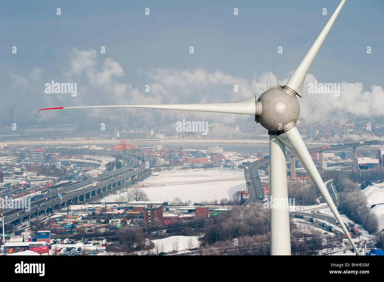 Allemagne Hamburg - éoliennes Enercon E-126 avec 6 MW dans le port et vue sur la ville de Hambourg Banque D'Images