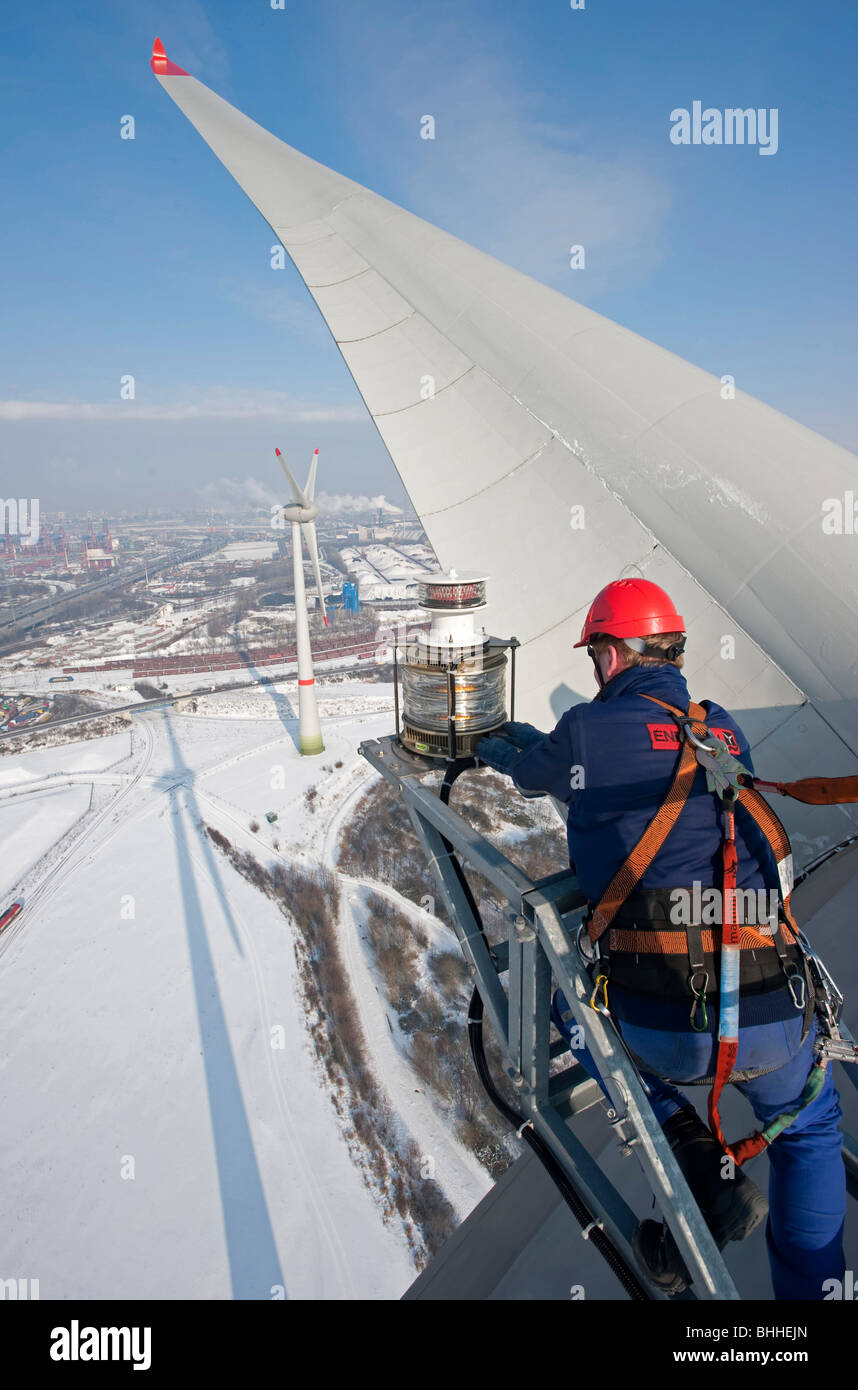 Allemagne Hambourg - Enercon éolienne E-126 avec 6 MW dans le port et vue sur Hambourg ville , équipe de service au travail, authentique , entretien Banque D'Images