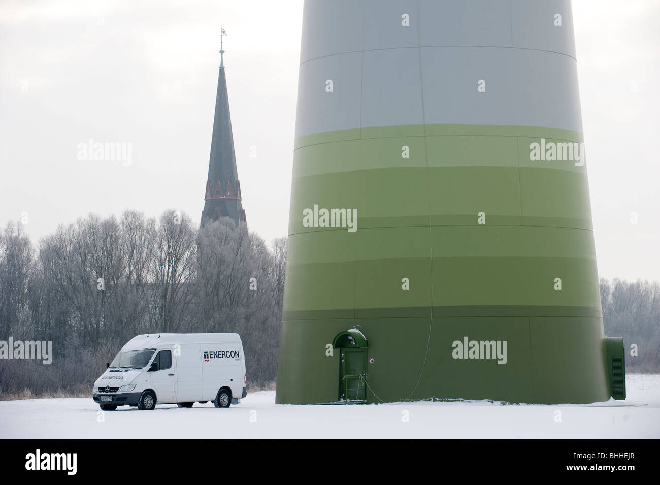 Allemagne Hamburg - éoliennes Enercon E-126 avec 6 MW avec revêtement vert en hiver , au travail d'équipe de service Banque D'Images
