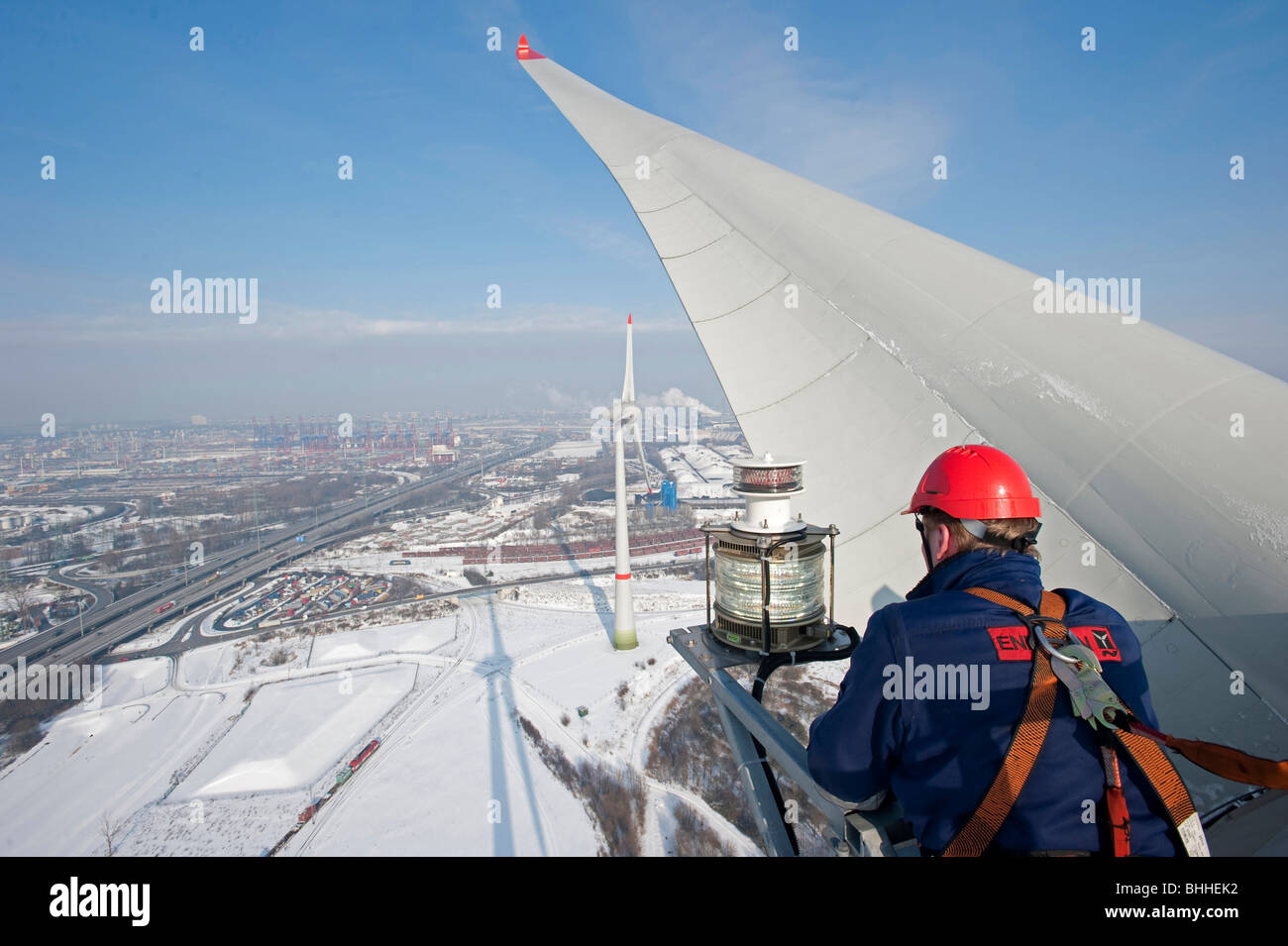 Allemagne Hambourg - Enercon éolienne E-126 avec 6 MW dans le port et vue sur Hambourg ville , équipe de service au travail, authentique , entretien Banque D'Images
