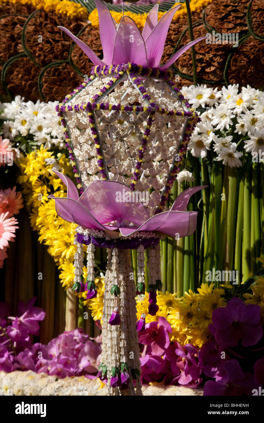 Affichage de fleurs, art floral, ancien et moderne, décorées gaiement, défilé de chars fleurie faite avec des fleurs colorées ; 34e Festival des fleurs de Chiang Mai. Banque D'Images