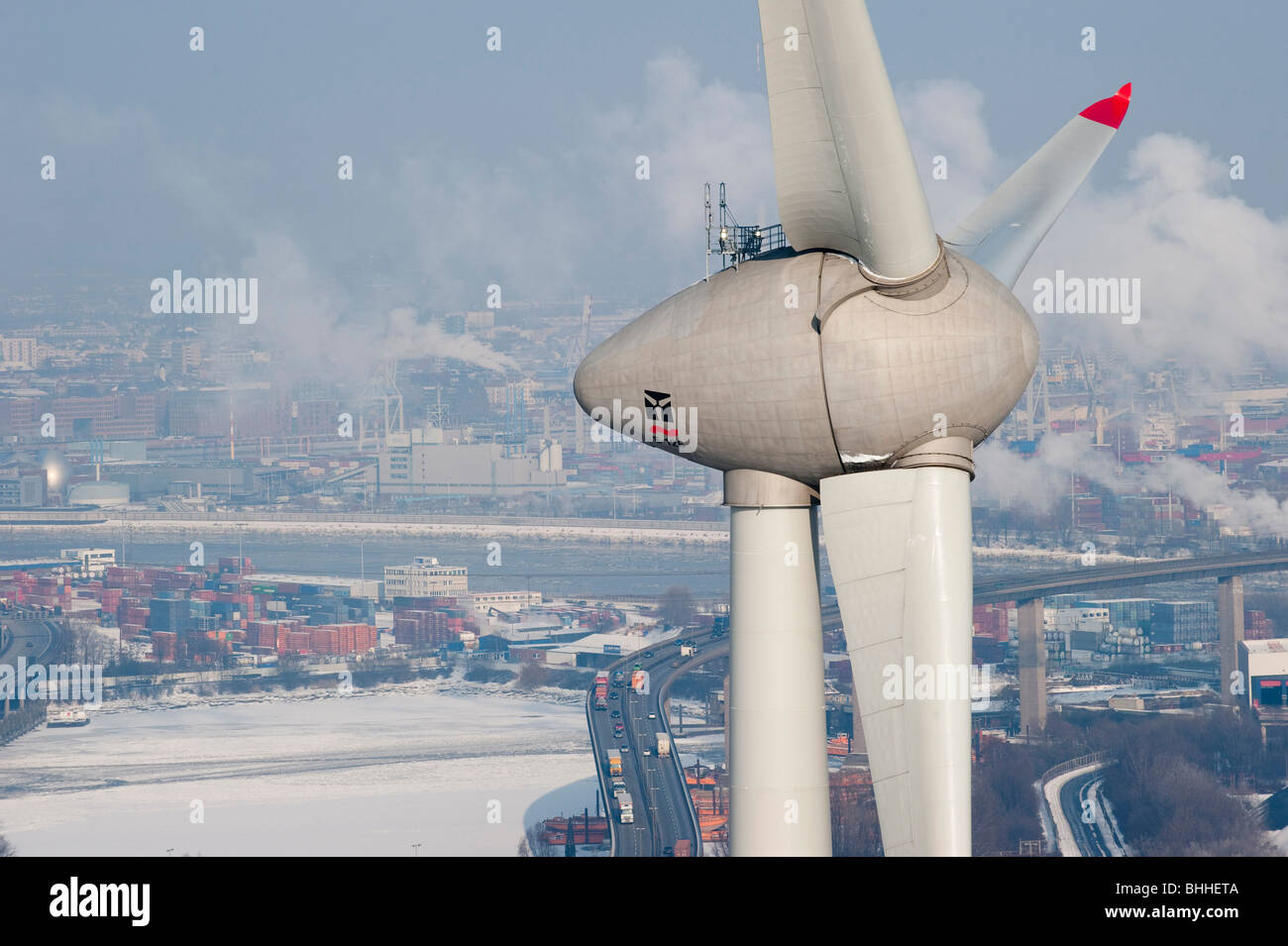 Allemagne Hamburg - éoliennes Enercon E-126 avec 6 MW dans le port et vue sur la ville de Hambourg Banque D'Images