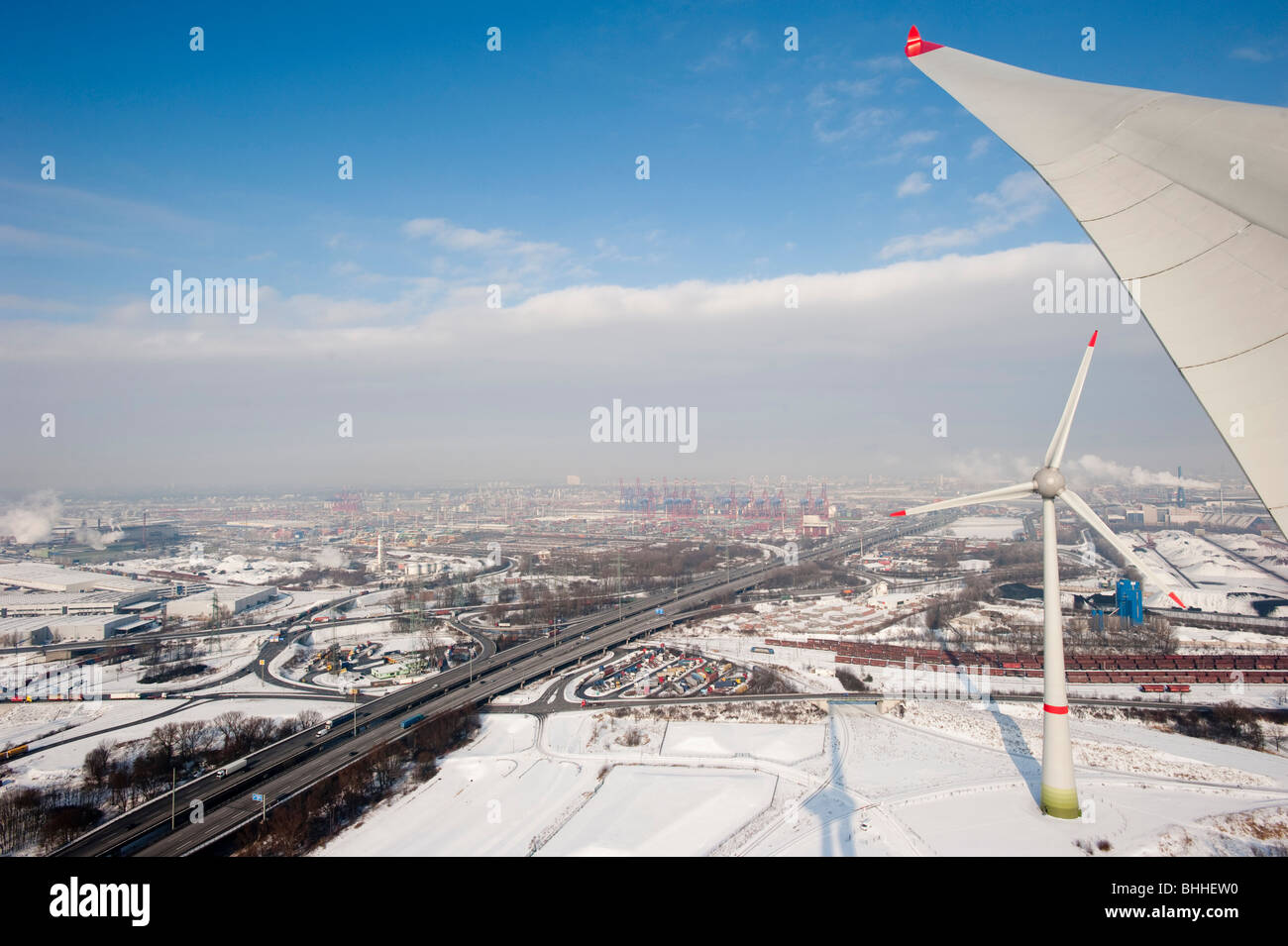 Allemagne Hamburg - éoliennes Enercon E-126 avec 6 MW dans le port et vue sur la ville de Hambourg Banque D'Images