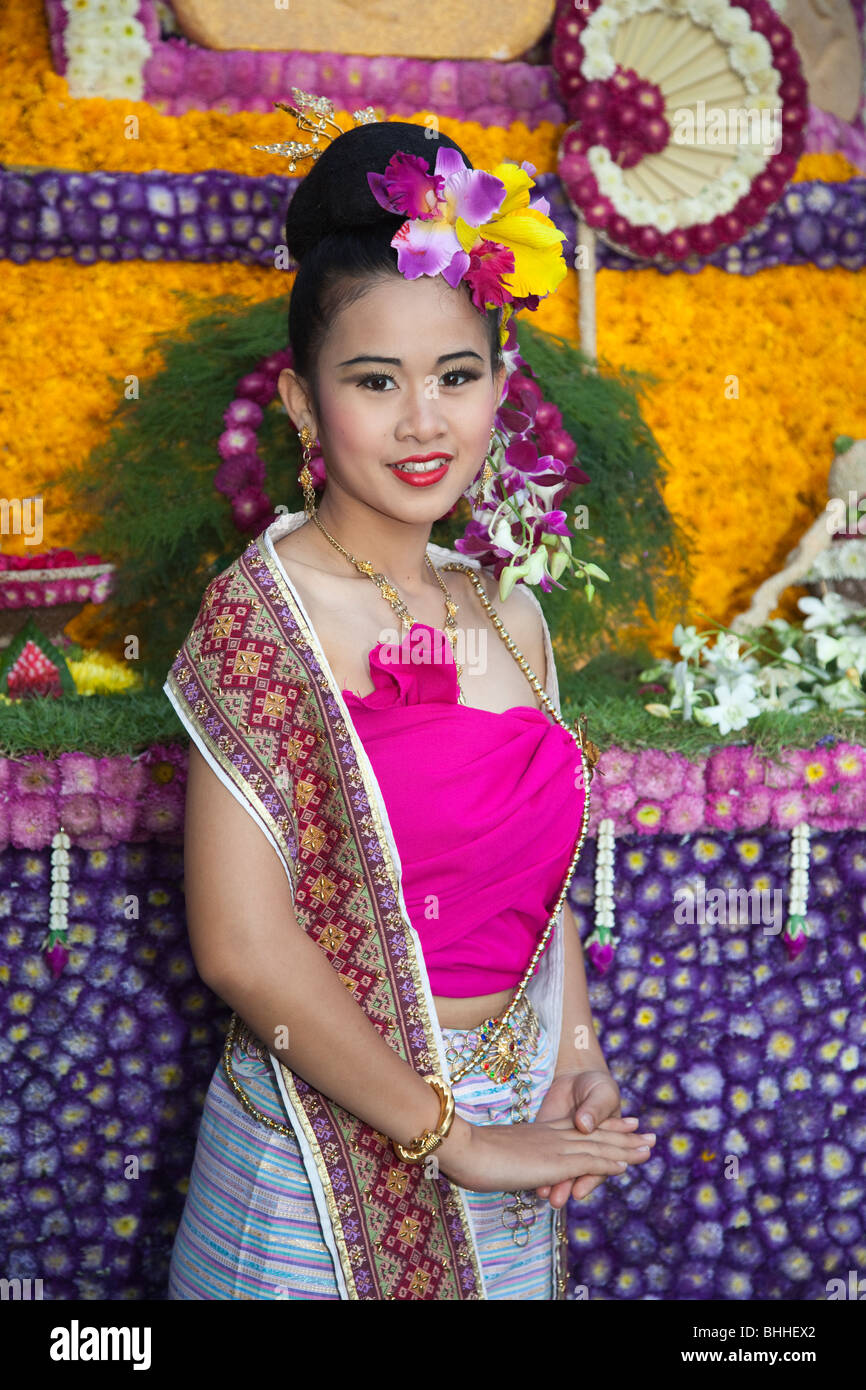 Affichage fleurs, asian woman portrait art floral gaiement décorées, défilé de chars ornés de fleurs colorées ; 34e Festival des fleurs de Chiang Mai. Banque D'Images