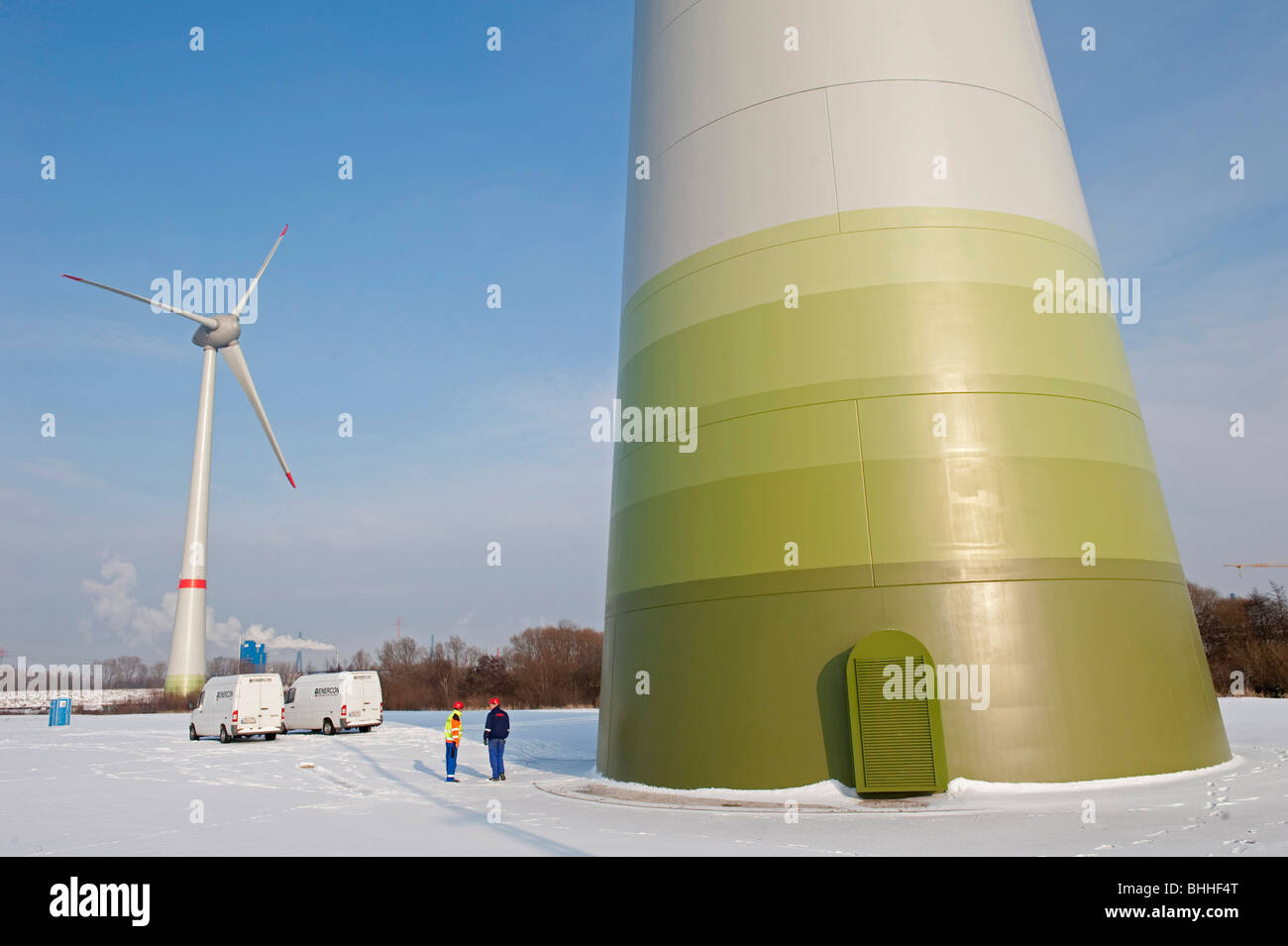 Allemagne Hamburg - éoliennes Enercon E-126 avec 6 MW dans le port pendant la saison d'hiver, l'équipe de service au travail Banque D'Images