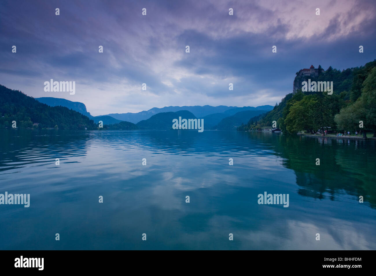 Vue sur le lac de Bled en Slovénie au crépuscule Banque D'Images