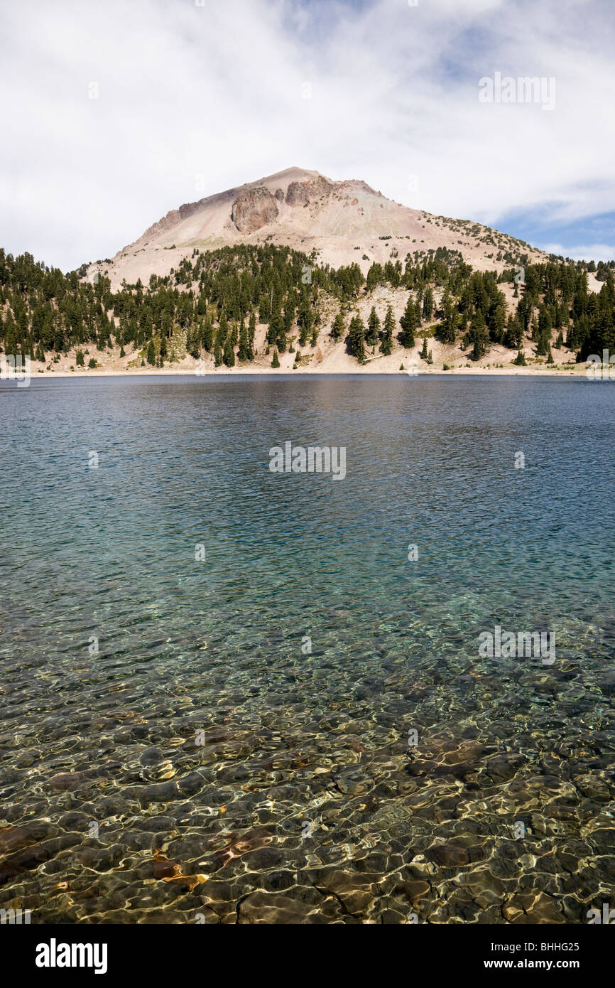 Le lac Helen et Lassen Peak, Lassen Volcanic National Park en Californie, USA Banque D'Images