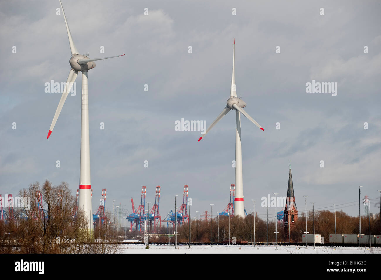 Allemagne Hambourg, moulin d'Enercon E-126 avec 6 MW à Altenwerder pendant l'hiver, le CTA et l'église de terminaux à conteneurs Altenwerder Banque D'Images