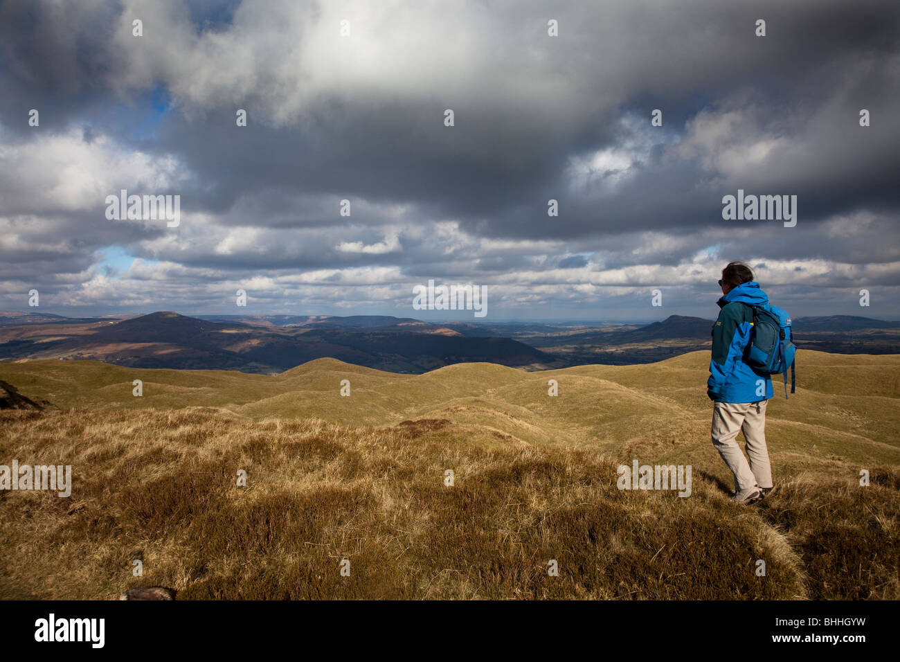 Walker à la femme à travers les montagnes dans le sud du Pays de Galles de l'Ardanaiseig UK Banque D'Images