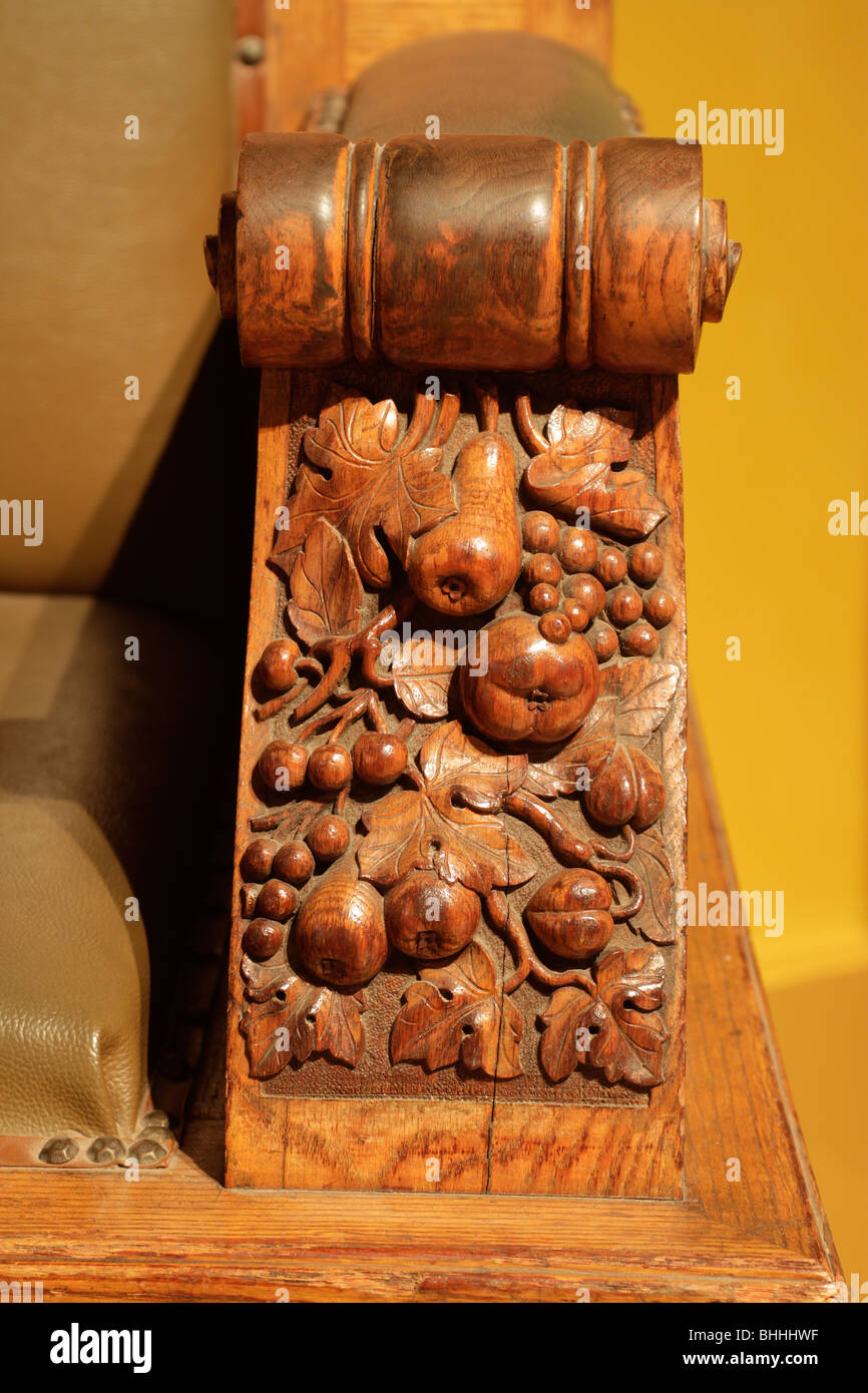 La sculpture ornée dans osage orange chaise de bois Banque D'Images